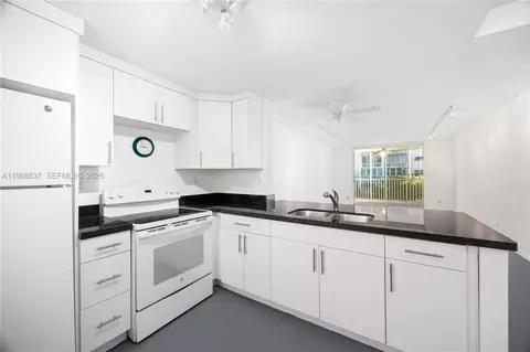 619 NE 14th Ave #304, Hallandale Beach, FL 33009