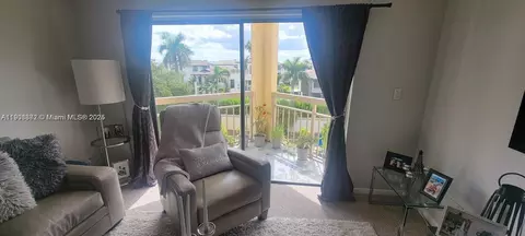 8290 Lake Dr #426, Doral, FL 33166