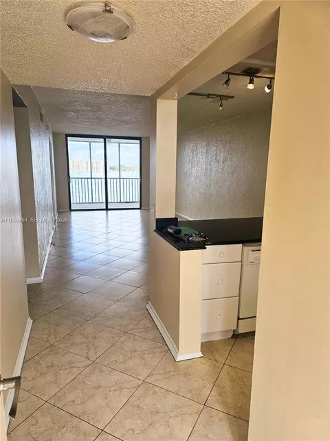 114 Lake Emerald Dr #409, Oakland Park, FL 33309