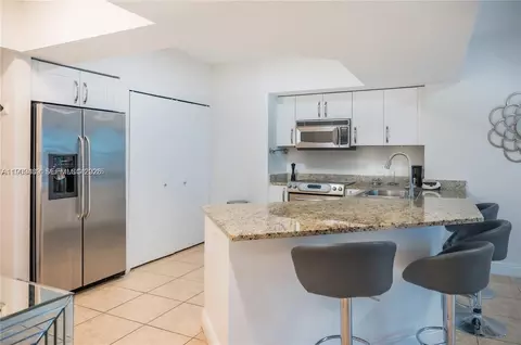 19900 E Country Club Dr #318, Aventura, FL 33180