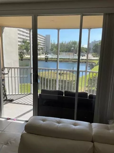 1770 NE 191st St #206-1, Miami, FL 33179