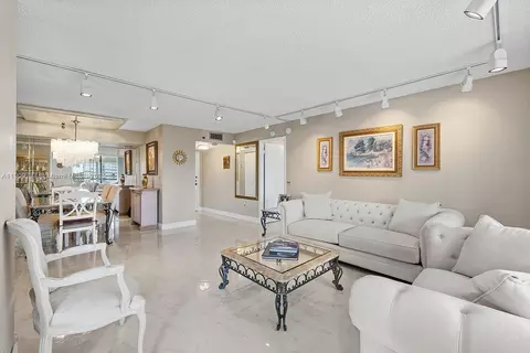 1000 Saint Charles Pl #417, Pembroke Pines, FL 33026