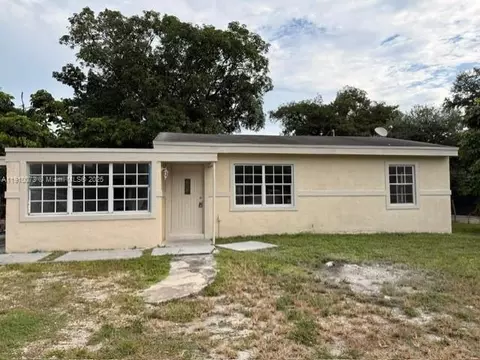 9 Miami Gardens Rd, West Park, FL 33023