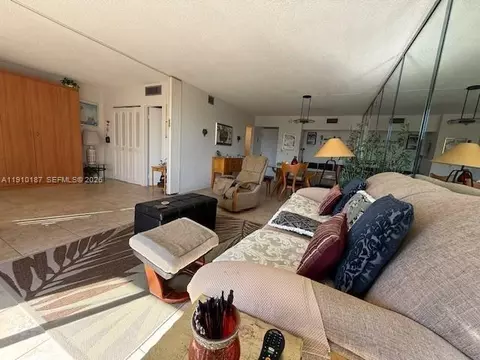 3625 N Country Club Dr #304, Aventura, FL 33180