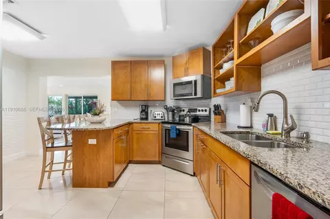 Kitchen - 281 SE 3rd Ct, Pompano Beach, FL 33060 photo 3 of 3