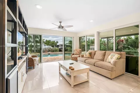 Living - 281 SE 3rd Ct, Pompano Beach, FL 33060 photo 3 of 5
