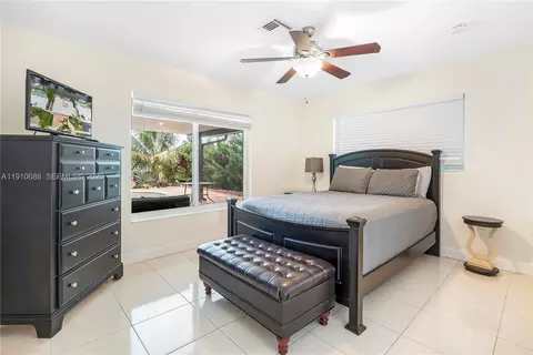 Bedroom - 281 SE 3rd Ct, Pompano Beach, FL 33060 photo 3 of 7