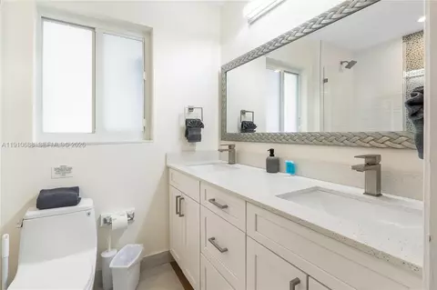 Bath - 281 SE 3rd Ct, Pompano Beach, FL 33060 photo 4 of 4