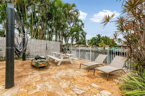 Exterior - 281 SE 3rd Ct, Pompano Beach, FL 33060 photo 6 of 7