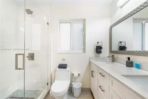 Bath - 281 SE 3rd Ct, Pompano Beach, FL 33060 photo 2 of 4