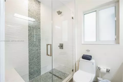 Bath - 281 SE 3rd Ct, Pompano Beach, FL 33060 photo 3 of 4