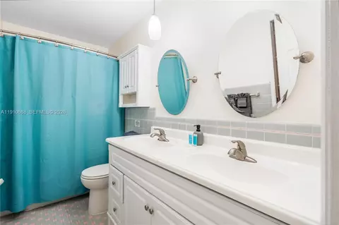 Bath - 281 SE 3rd Ct, Pompano Beach, FL 33060 photo 1 of 4