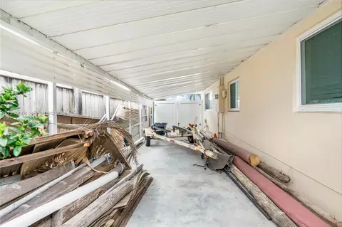 Exterior - 281 SE 3rd Ct, Pompano Beach, FL 33060 photo 7 of 7
