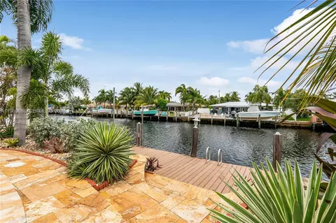 Exterior - 281 SE 3rd Ct, Pompano Beach, FL 33060 photo 5 of 7