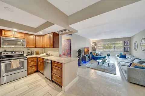 6700 Cypress Rd #105, Plantation, FL 33317