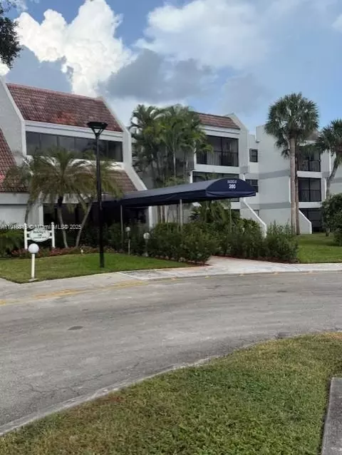 200 Lakeview Dr #102, Weston, FL 33326