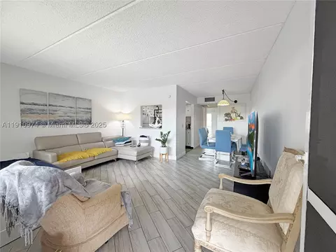 500 W Village Green Cir W #203, Palm Springs, FL 33461