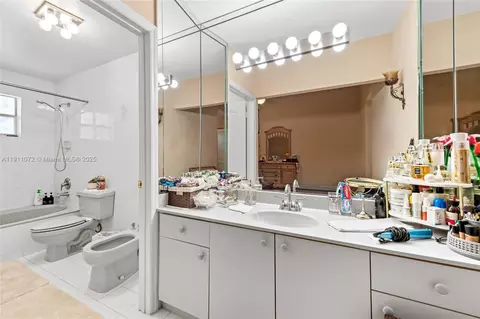 Bath - 3289 W 76th St, Hialeah, FL 33018 photo 2 of 2
