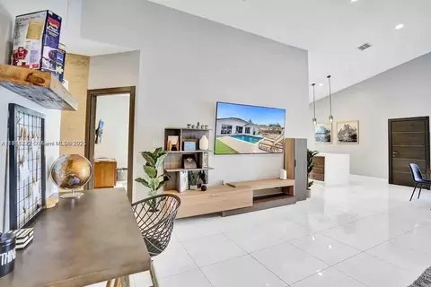 1260 S 13th Ave, Hollywood, FL 33019