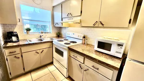 160 NE 8th Ave #21A, Hallandale Beach, FL 33009