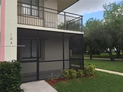 415 Lakeview Dr #104, Weston, FL 33326