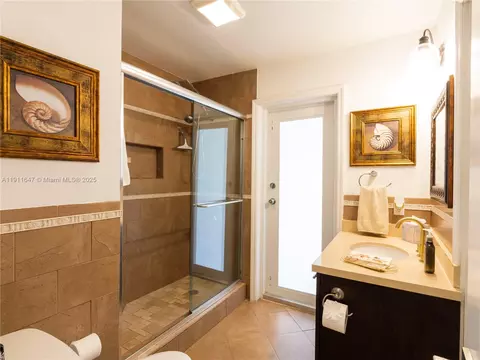 Bath - 7877 W 16th Ave, Hialeah, FL 33014 photo 1 of 2