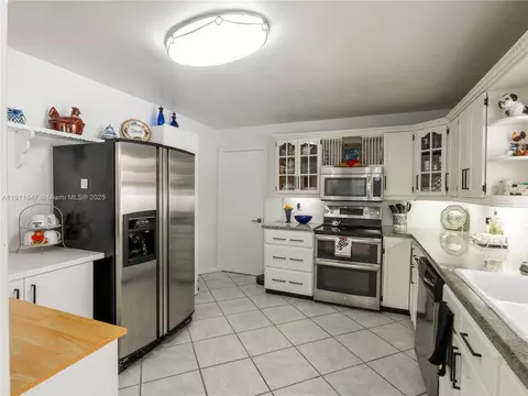 Kitchen - 7877 W 16th Ave, Hialeah, FL 33014 photo 2 of 2