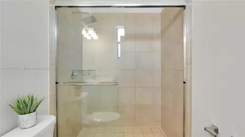 Bath - 10547 W 34th Ct, Hialeah, FL 33018 photo 2 of 2