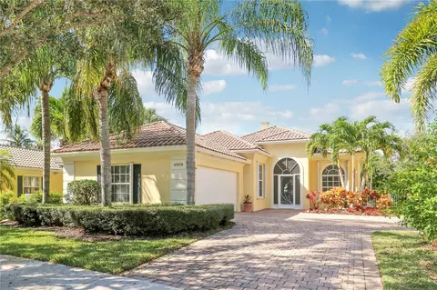 4909 Grassleaf Dr, Palm Beach Gardens, FL 33418