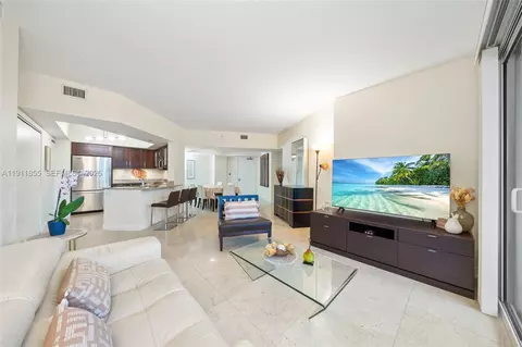19900 E Country Club Dr #816, Aventura, FL 33180