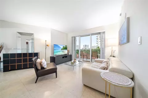 19900 E Country Club Dr #816, Aventura, FL 33180