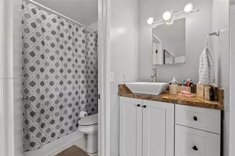 Bath - 580 E 44th St, Hialeah, FL 33013 photo 3 of 3