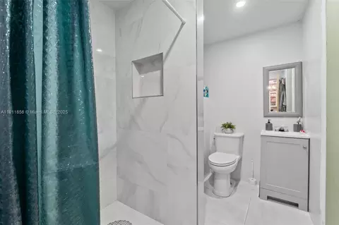 Bath - 580 E 44th St, Hialeah, FL 33013 photo 2 of 3