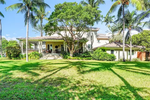 Exterior - 550 Harbor Dr, Key Biscayne, FL 33149 photo 4 of 8