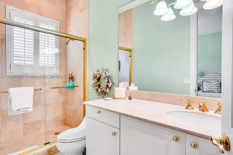 Bath - 550 Harbor Dr, Key Biscayne, FL 33149 photo 3 of 6