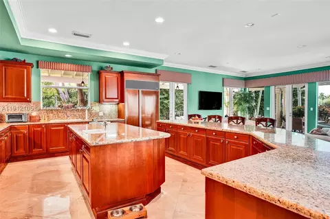 Kitchen - 550 Harbor Dr, Key Biscayne, FL 33149 photo 3 of 6