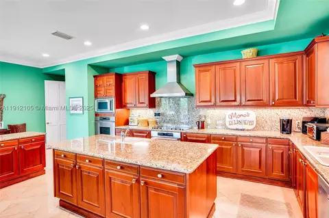 Kitchen - 550 Harbor Dr, Key Biscayne, FL 33149 photo 6 of 6