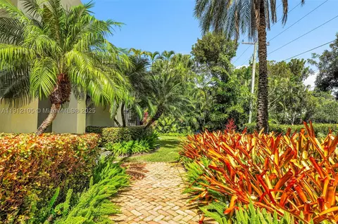 Exterior - 550 Harbor Dr, Key Biscayne, FL 33149 photo 6 of 8