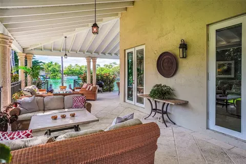 Exterior - 550 Harbor Dr, Key Biscayne, FL 33149 photo 5 of 8