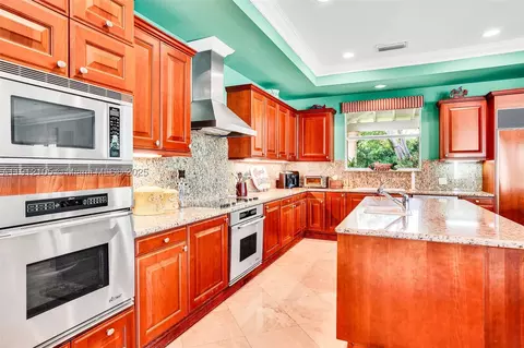 Kitchen - 550 Harbor Dr, Key Biscayne, FL 33149 photo 1 of 6
