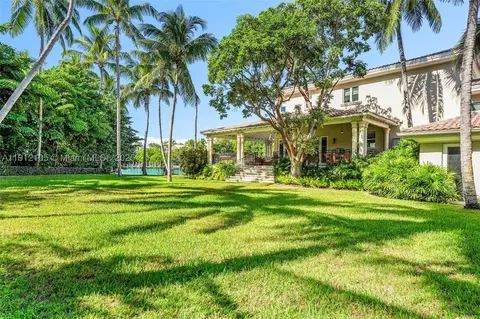 Exterior - 550 Harbor Dr, Key Biscayne, FL 33149 photo 3 of 8