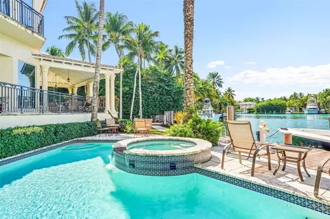 Exterior - 550 Harbor Dr, Key Biscayne, FL 33149 photo 2 of 8