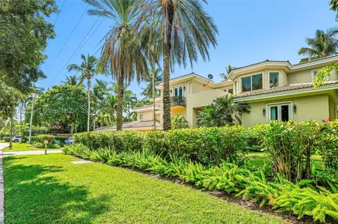 Exterior - 550 Harbor Dr, Key Biscayne, FL 33149 photo 1 of 8