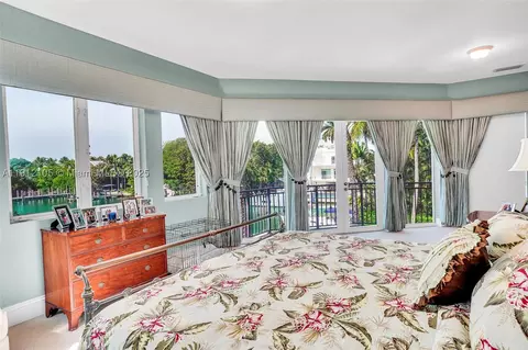 Bedroom - 550 Harbor Dr, Key Biscayne, FL 33149 photo 9 of 10