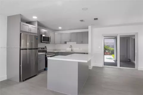 1750 NE 52nd St, Fort Lauderdale, FL 33334