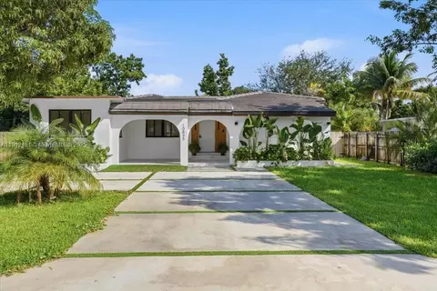 10845 Peachtree Dr, Miami, FL 33161