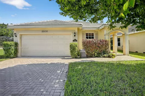 8800 Lake Park Cir N, Davie, FL 33328