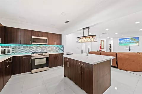Kitchen - 5355 W 5th Ln, Hialeah, FL 33012 photo 5 of 5