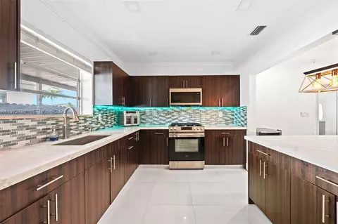 Kitchen - 5355 W 5th Ln, Hialeah, FL 33012 photo 4 of 5