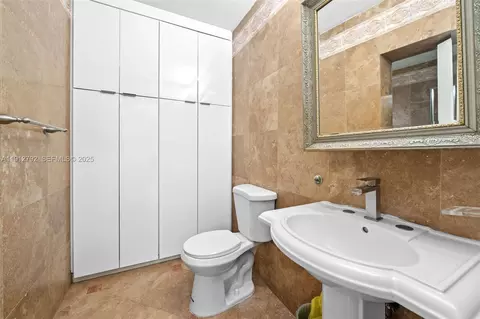 Bath - 5355 W 5th Ln, Hialeah, FL 33012 photo 2 of 4